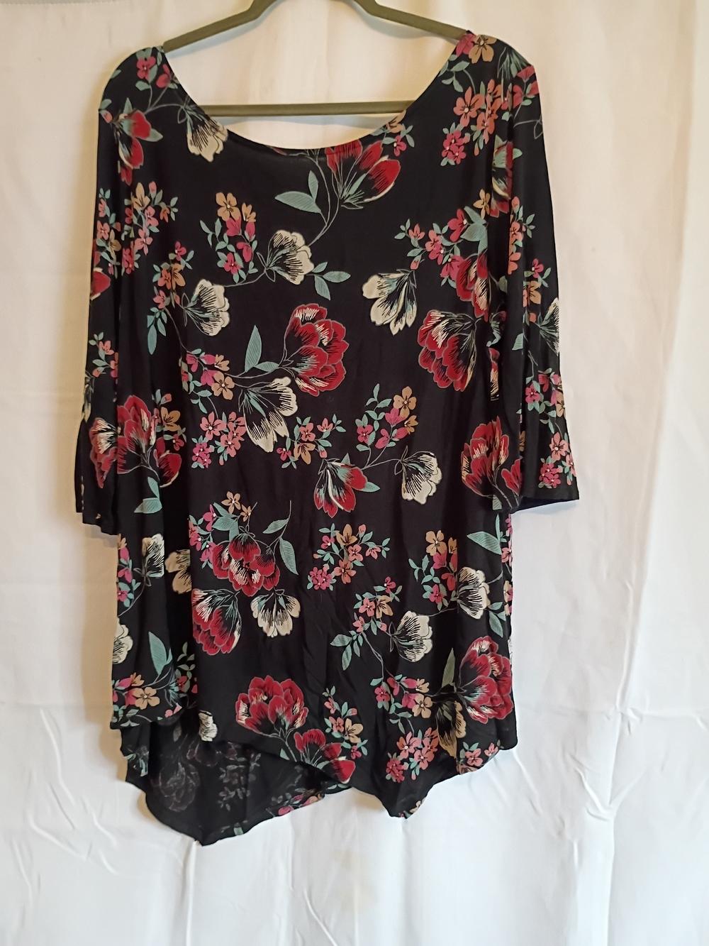 Terra & Sky Black Scoop-Neck Tunic with Red & Cream Floral Print Size 2x 20W-22W